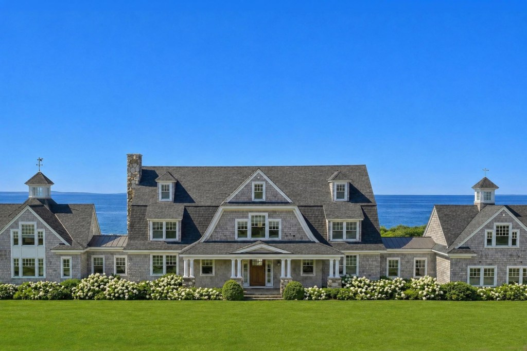 Traditional Coastal home in Cape Elizabeth, Maine
