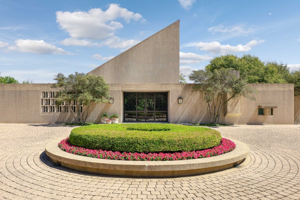 The facade of a rare I.M. Pei-designed home in Fort Worth, Texas