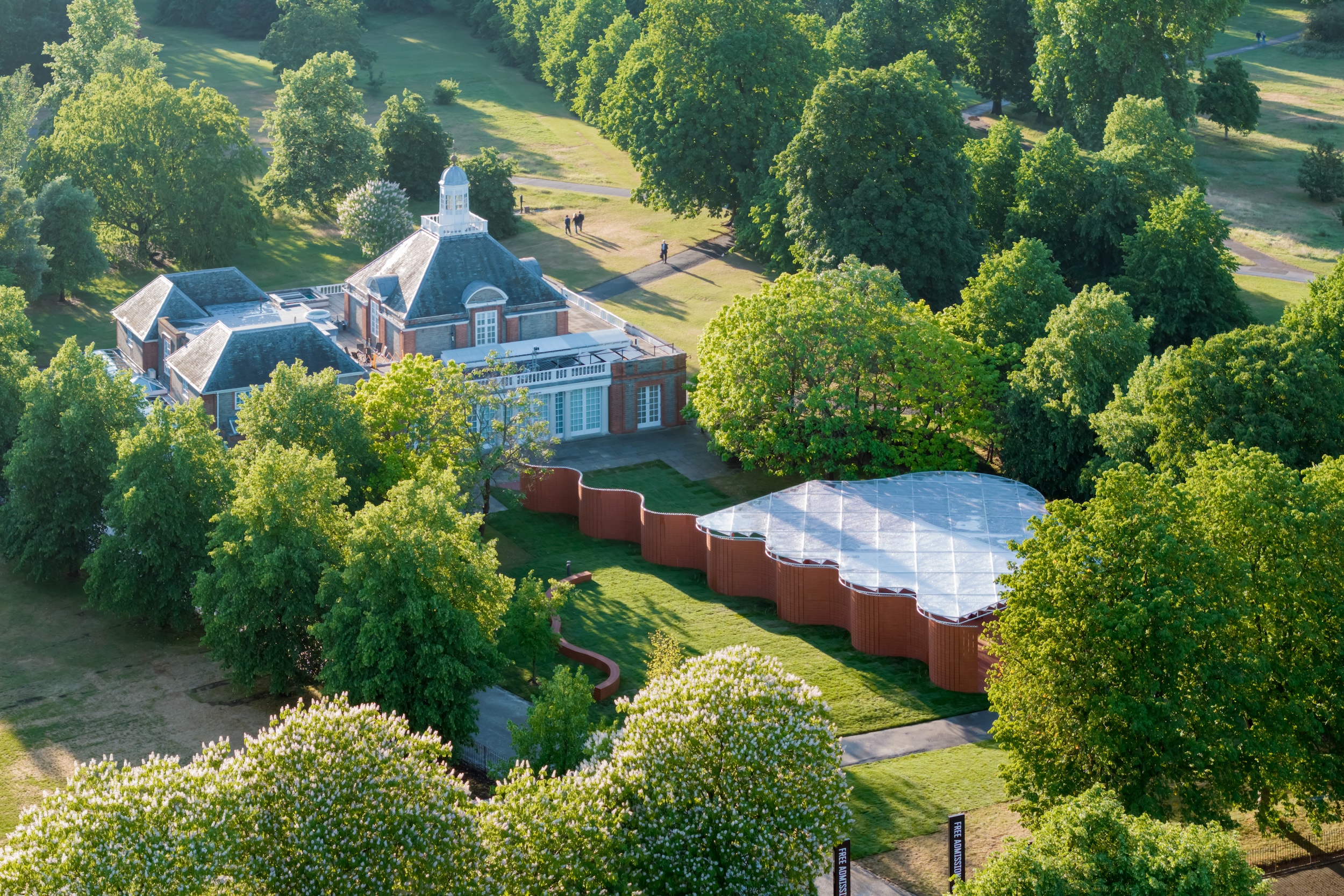 aerial photo of Serpentine Pavilion in London's Hyde Park
