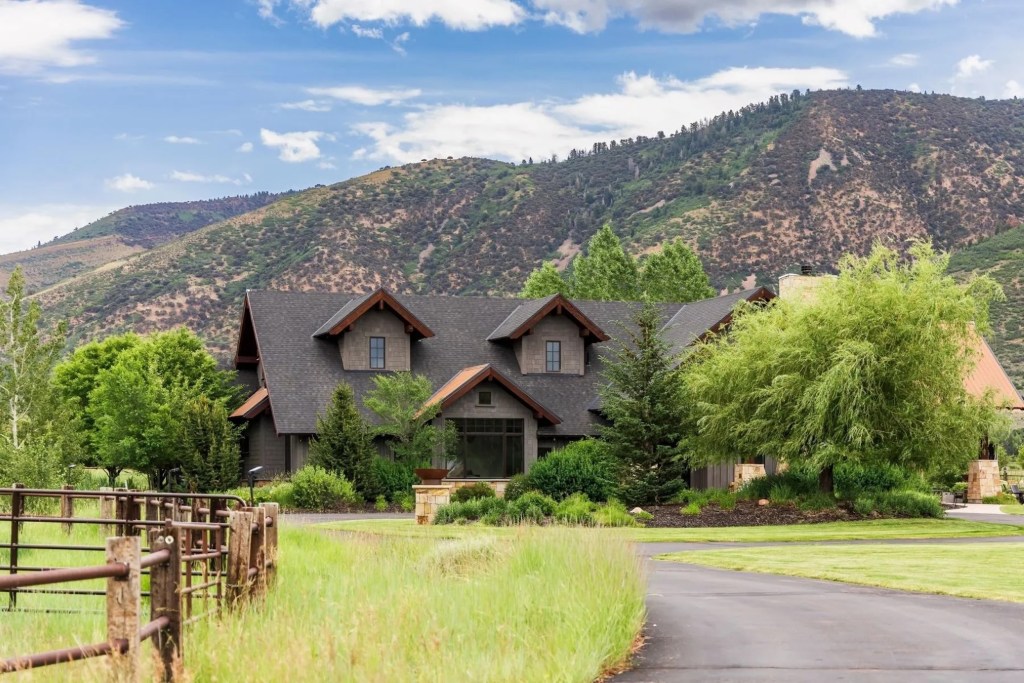exterior of Twilight Moon Ranch in Utah with mountains in the background